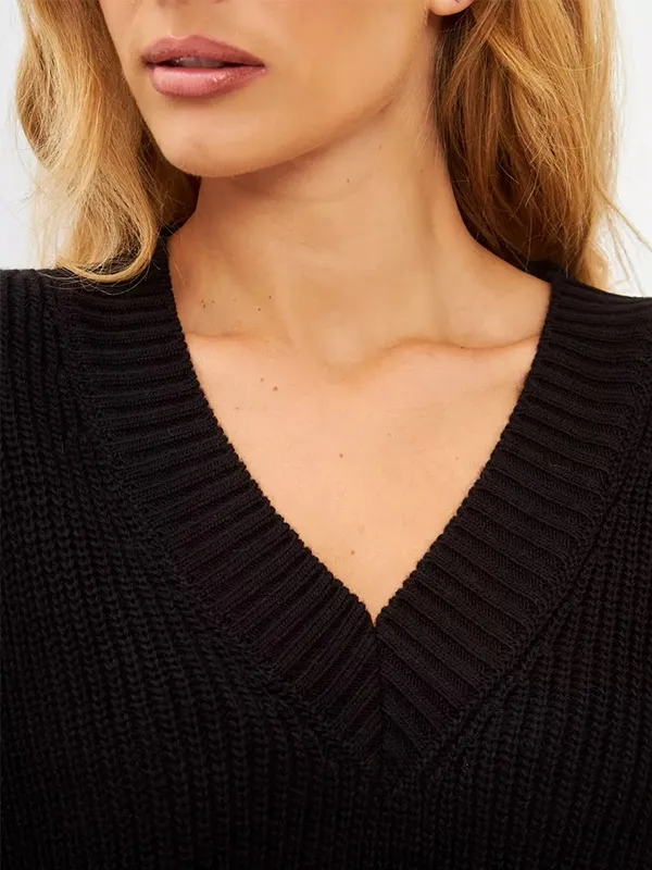 Black V-neck solid color knit sweater