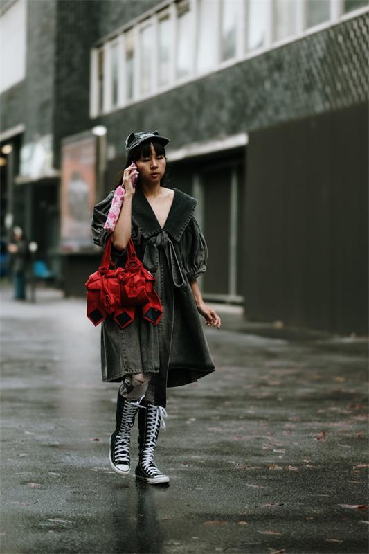 Paris Fashion Week: Red streetwear is in full swing!